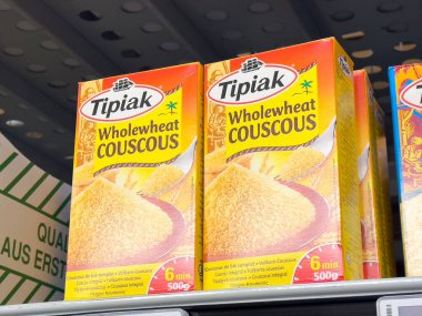 Parlak ambalajlı kepekli kuskus kutuları.