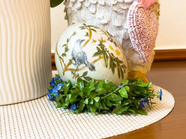 El boyaması dekoratif yumurta, kuş ve çiçek desenli dokuma..