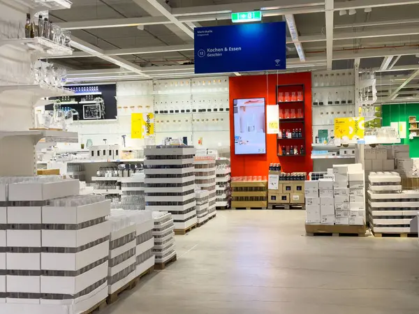 Modern mutfak gereçleri bölümü raflar ve vitrinlerle aydınlık bir mağaza..