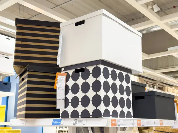 Rafta dekoratif depolama kutuları yığını.