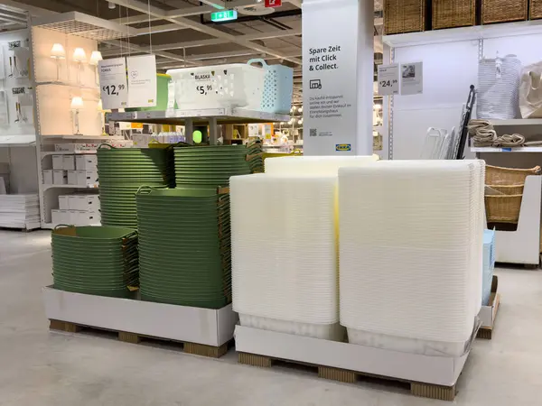 Perakende mağazasında yeşil ve beyaz depolama kutuları.