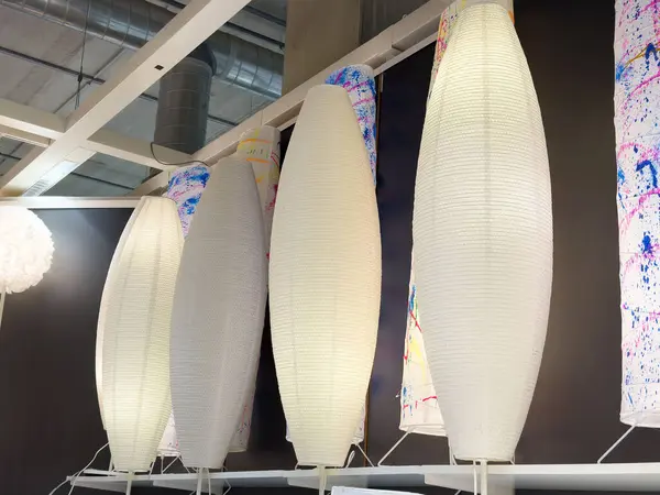 Modern iç tasarımda sanatsal renklere sahip çağdaş silindirik zemin lambaları.