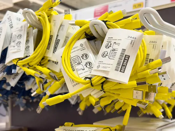 Elektronik mağazasında gösterilen sarı usb kabloları.