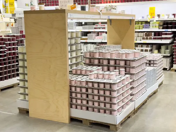 Mumlar, ahşap raflarda çeşitli renk ve boyutlarda mağaza koridorlarında sergilenir.