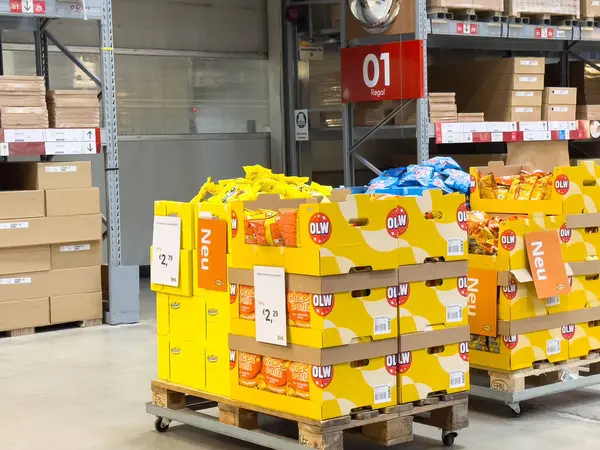 Perakende satıştaki paletler üzerinde atıştırmalık kutuların depo görüntüsü.
