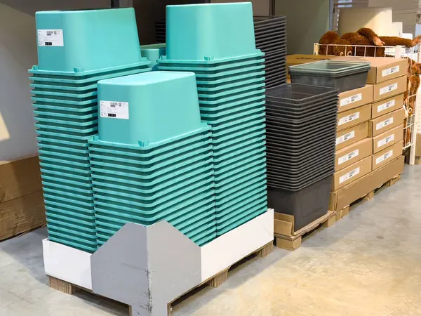 Tahta paletlerin üzerindeki depoda birikmiş plastik kaplar..