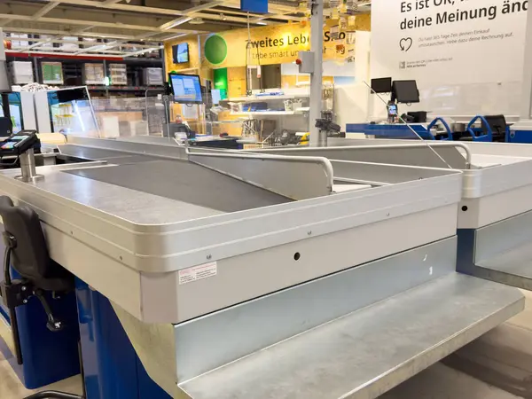 Dijital ekranlı boş süpermarket şeridinde modern çıkış tezgahları.