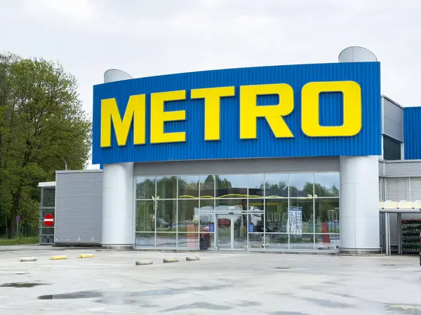 Bulutlu bir günde mavi ve sarı işaretli metro mağazasının dışı..