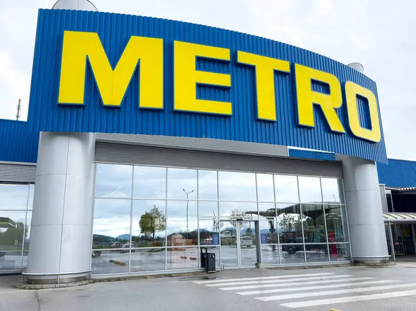 Camdan girişi ve kalın tabelaları olan büyük metro vitrinlerinin dış görünüşü.