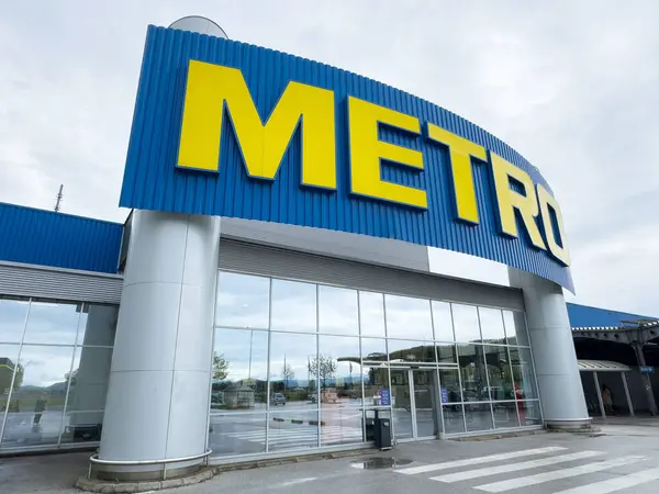 Belirgin sarı metro tabelası ve cam girişi olan büyük bir perakende mağazası..