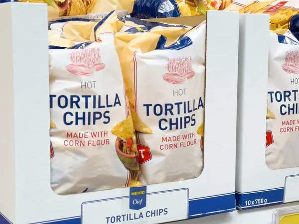 Sıcak tortilla cipsi süpermarket koridorunda mısır unu atıştırmalıkları sergileniyor..