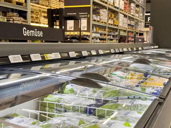 Süpermarketin dondurucusunda dondurulmuş ürünler ve koridorlu sebze bölümü..
