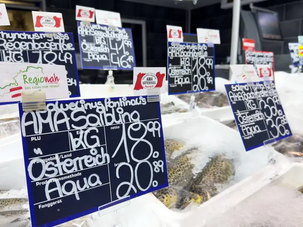 Fiyatlandırma ve etiketlerle Avustralya pazarında taze balık sergileniyor.