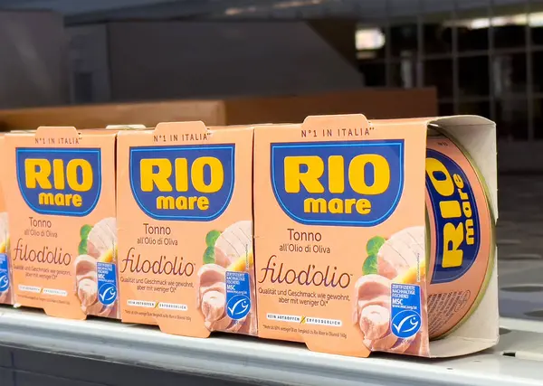 Süpermarketin rafında zeytinyağı sergilenen Rio mare ton balığı.