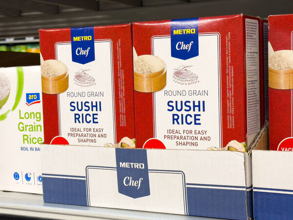 Упаковка риса из круглого зерна на полке магазина.