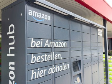Açık hava perakende alanında paket almak için Amazon büfesi.