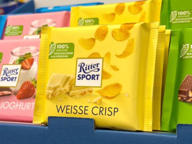 Ritter spor mağazasında çıtır çikolatalar sergileniyor..