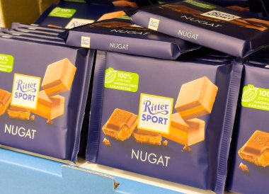 Ritter spor çikolatalarının görüntüsü: Nougat lezzeti, mor ambalajlama.