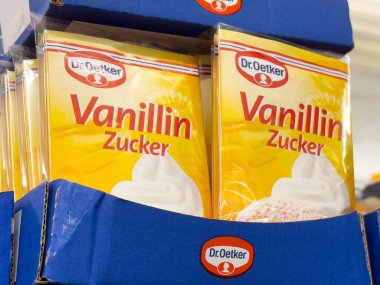 Dr. Oetker vanilyalı kabak ambalajı sarı dizaynlı vitrinde.