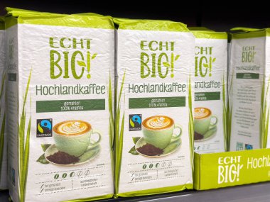 Echt bio hochlandcaffee ambalaj görüntüsü ile adil ticaret etiketi ve kahve fincanı görüntüsü.