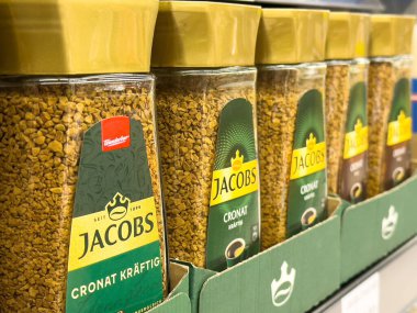 Yeşillik ambalajlı hazır kahve kavanozlarının çeşitliliği.