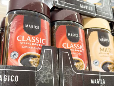 Süpermarketin rafında hazır kahve kavanozları yakın çekim görüntüsü.