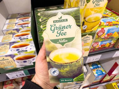 Süpermarket çay reyonunda mayfair yeşil çay kutusu..