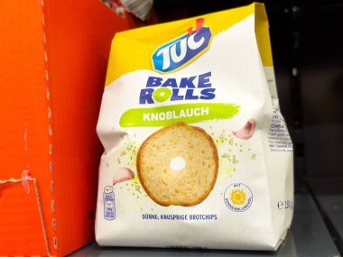 Tuc sarımsaklı abur cuburları perakende rafında yapıyor..