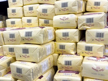 Market koridorunda istiflenmiş un paketleri.