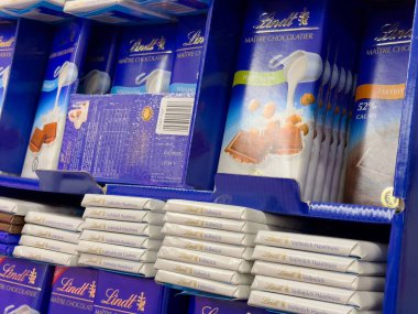 Rafta çeşitli kakao içerikli çeşitli premium çikolatalar.