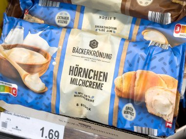 Market vitrininde paketlenmiş süt kremalı kruvasan..