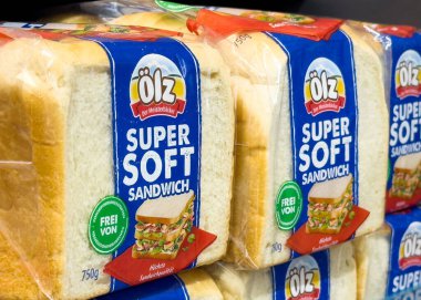 Depoda mavi etiketli süper yumuşak beyaz ekmek somunları.