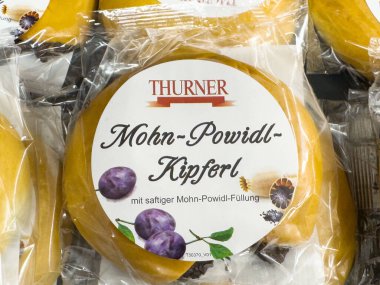Haşhaş tohumu ve erikli Mohn-powidl-kipferl hamur işi.