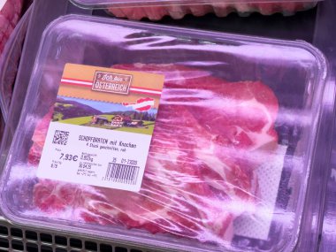 Market vitrininde etiketli paketlenmiş domuz omuzu..