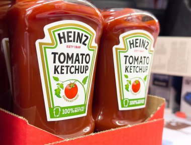 Markette sergilenen Heinz domates ketçap şişeleri.