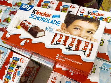 Beyaz erkek çocuk imajlı sütlü ve kakaolu daha nazik çikolata kutusu..