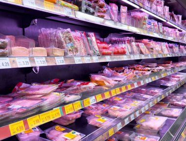 Dondurulmuş süpermarket raflarında paketlenmiş et ürünleri.
