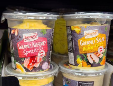 Gurme Avusturalya benekli yumurtası ve plastik kaplarda körili tavuk salatası..
