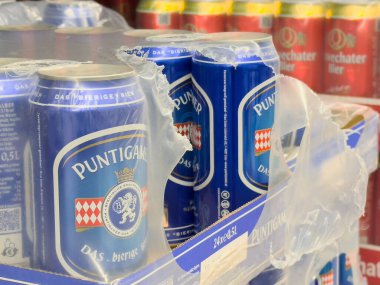 Puntigamer bira kutuları bir mağaza ayarında ambalaj görüntüsü.