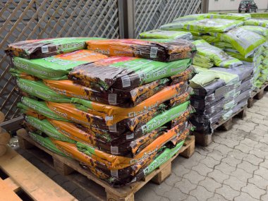 Dışardaki bahçe merkezindeki paletlerin üzerine saksı saksısı yığını..