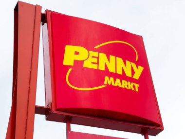 Kırmızı tabelada bozuk para logosu, indirimli süpermarket zinciri Almanya.