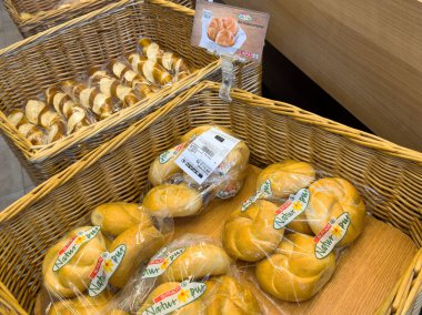Fırın vitrinindeki hasır sepetlerde taze ekmek ruloları..