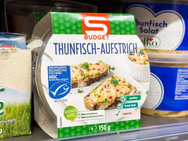 Ton balığı ambalajı ve ekmek markette sunulan öneri..