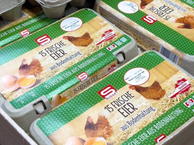 Markette sergilenen bir kutu taze Alman yumurtası..