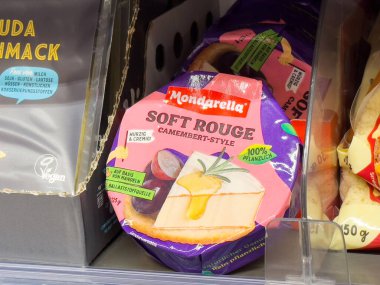 Vejetaryen camembert usulü yumuşak ruj peyniri paketleme markette.