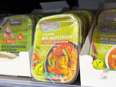 Vejetaryen organik fesleğen süpermarkette sergileniyor..