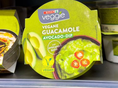 Taze avokado ve biberli avokado soslu vejetaryen avokado sosu..