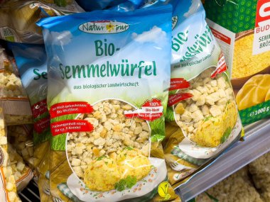 Bakkal reyonunda organik ekmek küpleri paketleme.