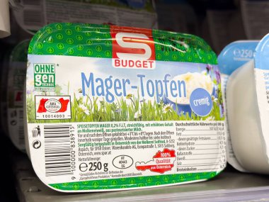 Süpermarketin rafında az yağlı süzme peynir paketi.