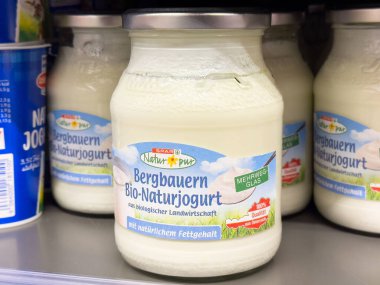 Çevre dostu etiketli organik alp yoğurt kavanozu..